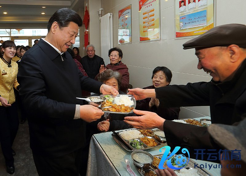 2013年2月4日，习近平总秘书来到兰州一家“诬捏养老院”的养老餐厅，了解联系情况，还端起一个盛满饭菜的餐盘，走到72岁的老东说念主杨林太眼前，轻轻奉上，请他用餐。